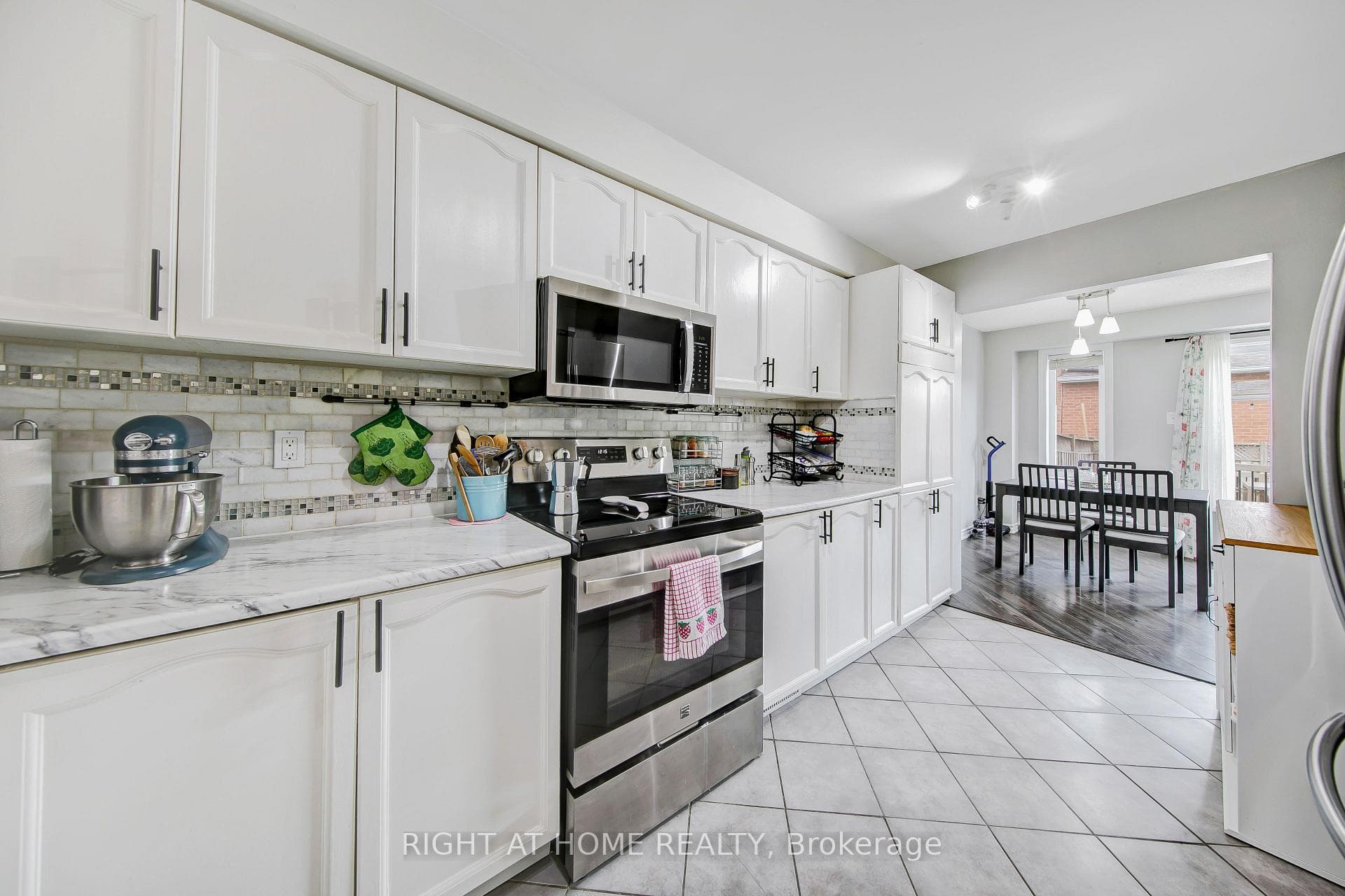 11 Potter Crescent photo 2