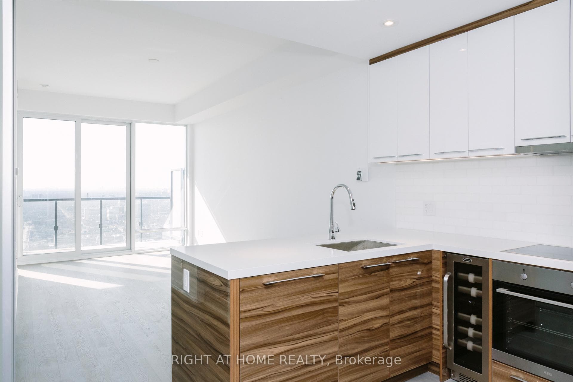 488 University Avenue Unit 2711 photo 1