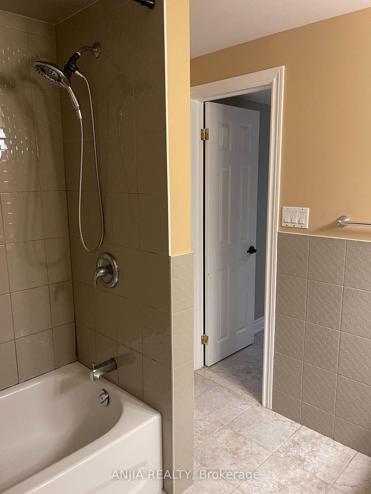 103 Castleglen Boulevard photo 10