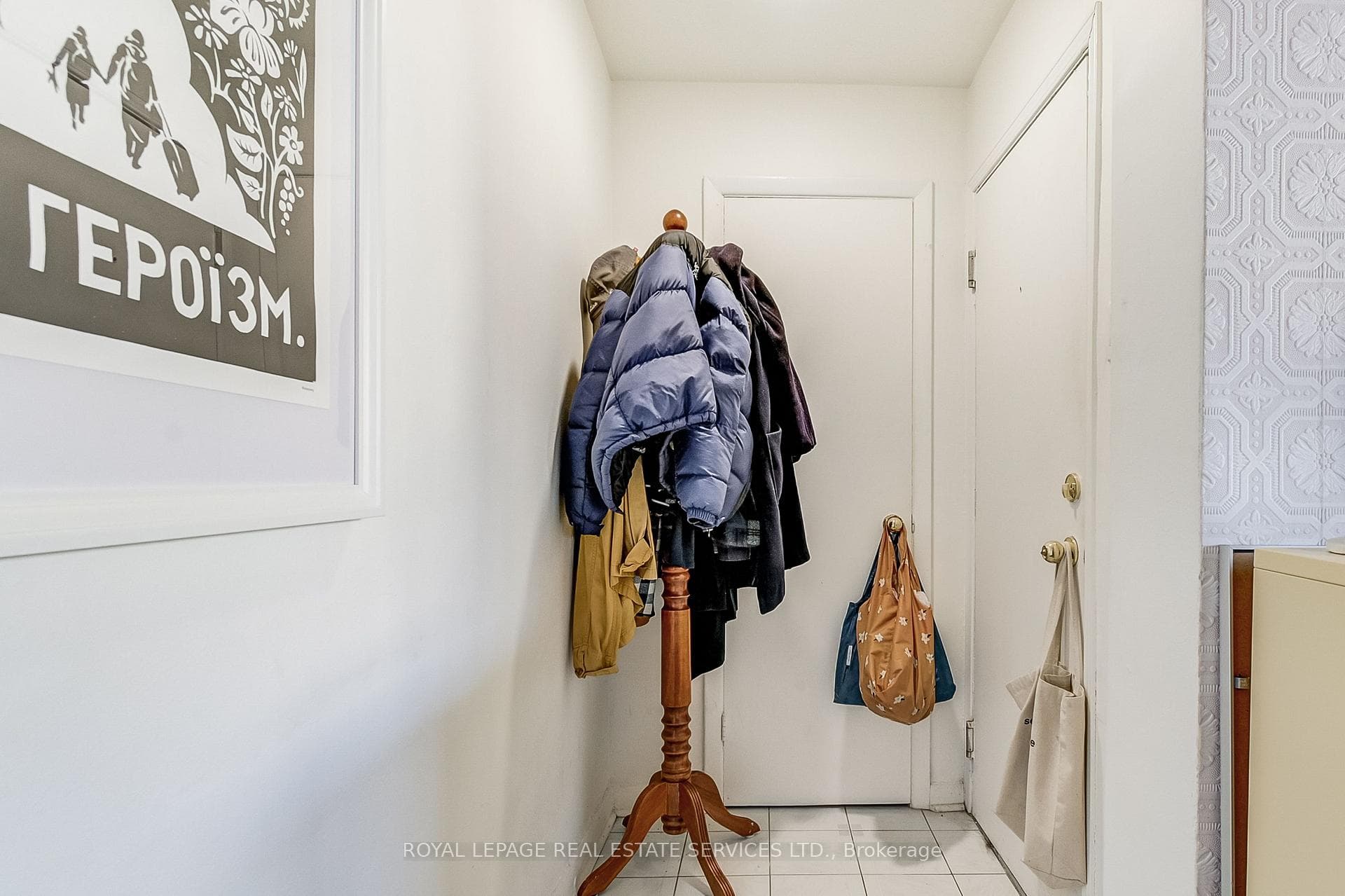 FRONT DOOR INSIDE UNIT