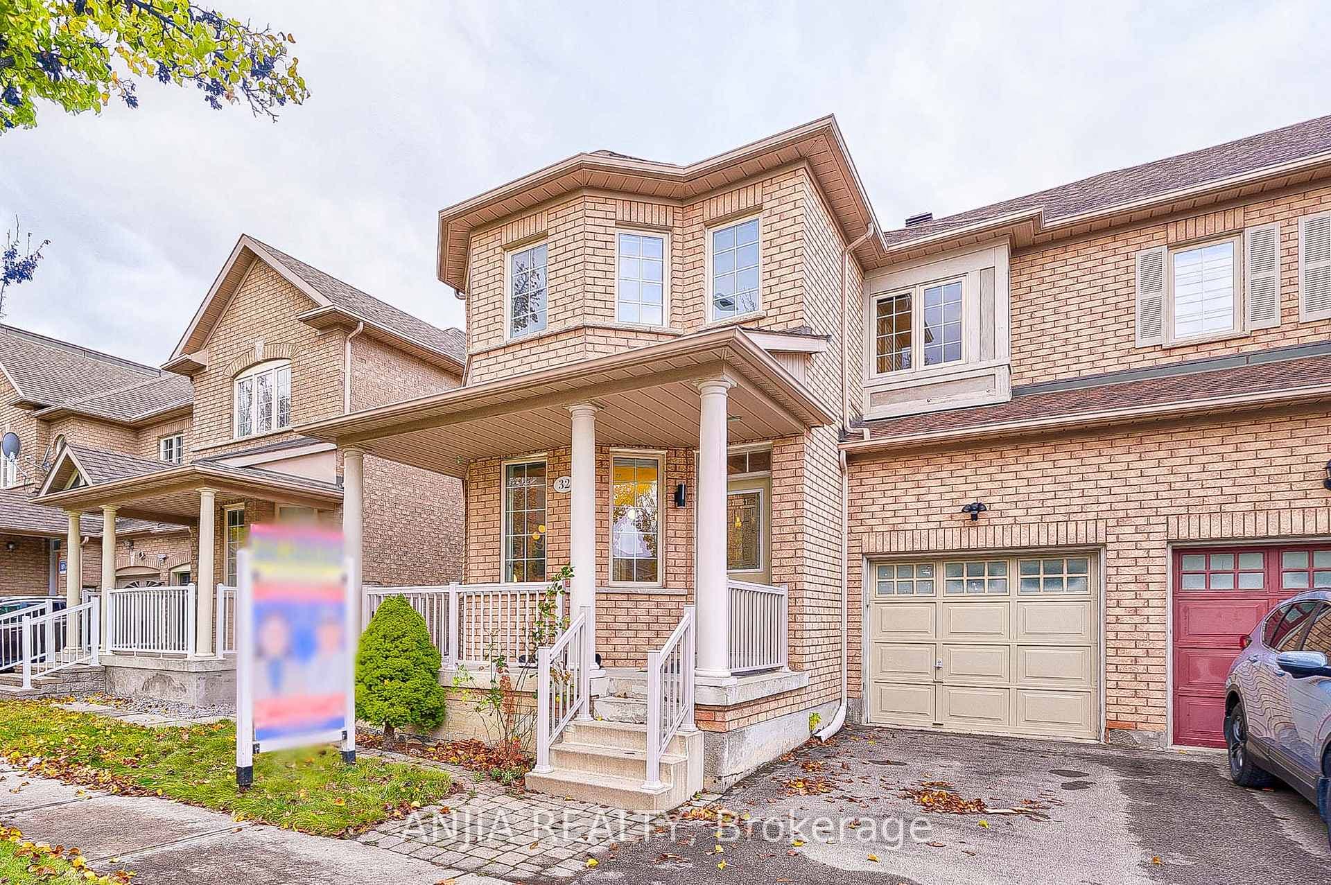 32 Sanderson Road photo 1