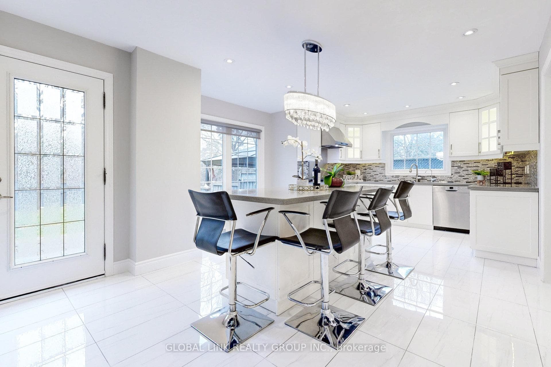 1 Rae Crescent photo 13