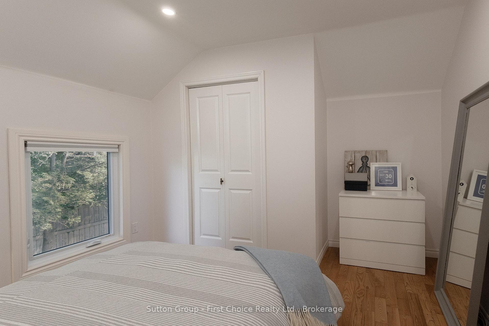293 Wellington Street photo 29