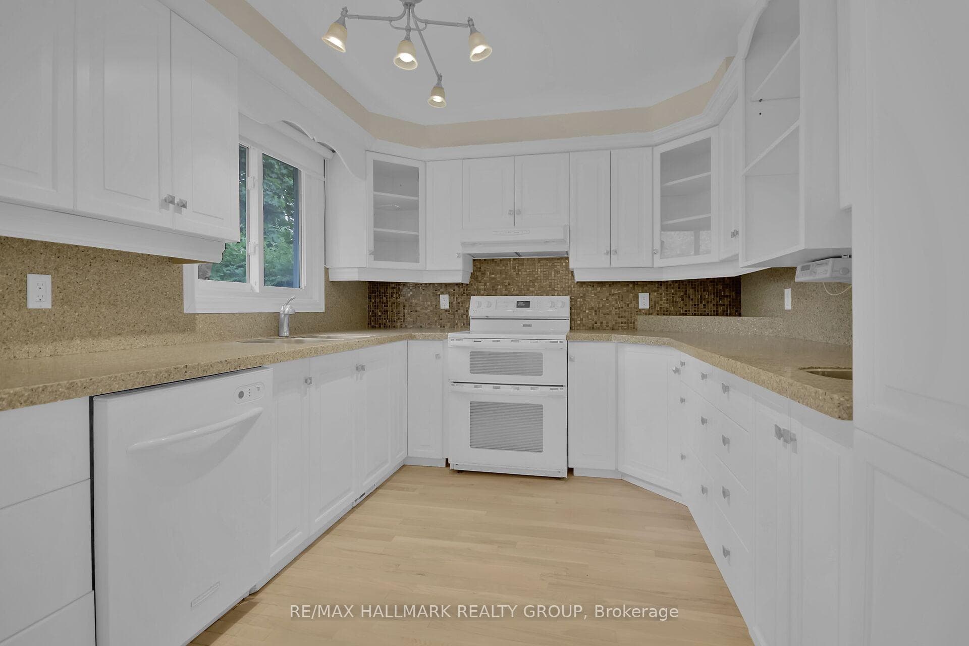 30 Brodeur Crescent photo 14