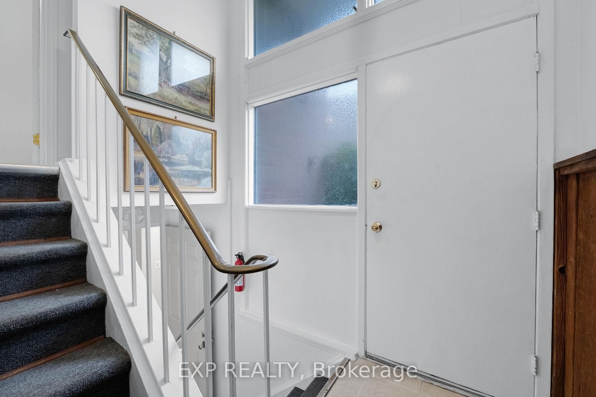 639 Irwin Crescent photo 4