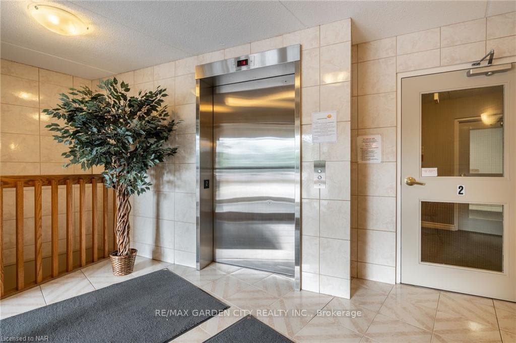 244 Lakeshore Road Unit 406 photo 5