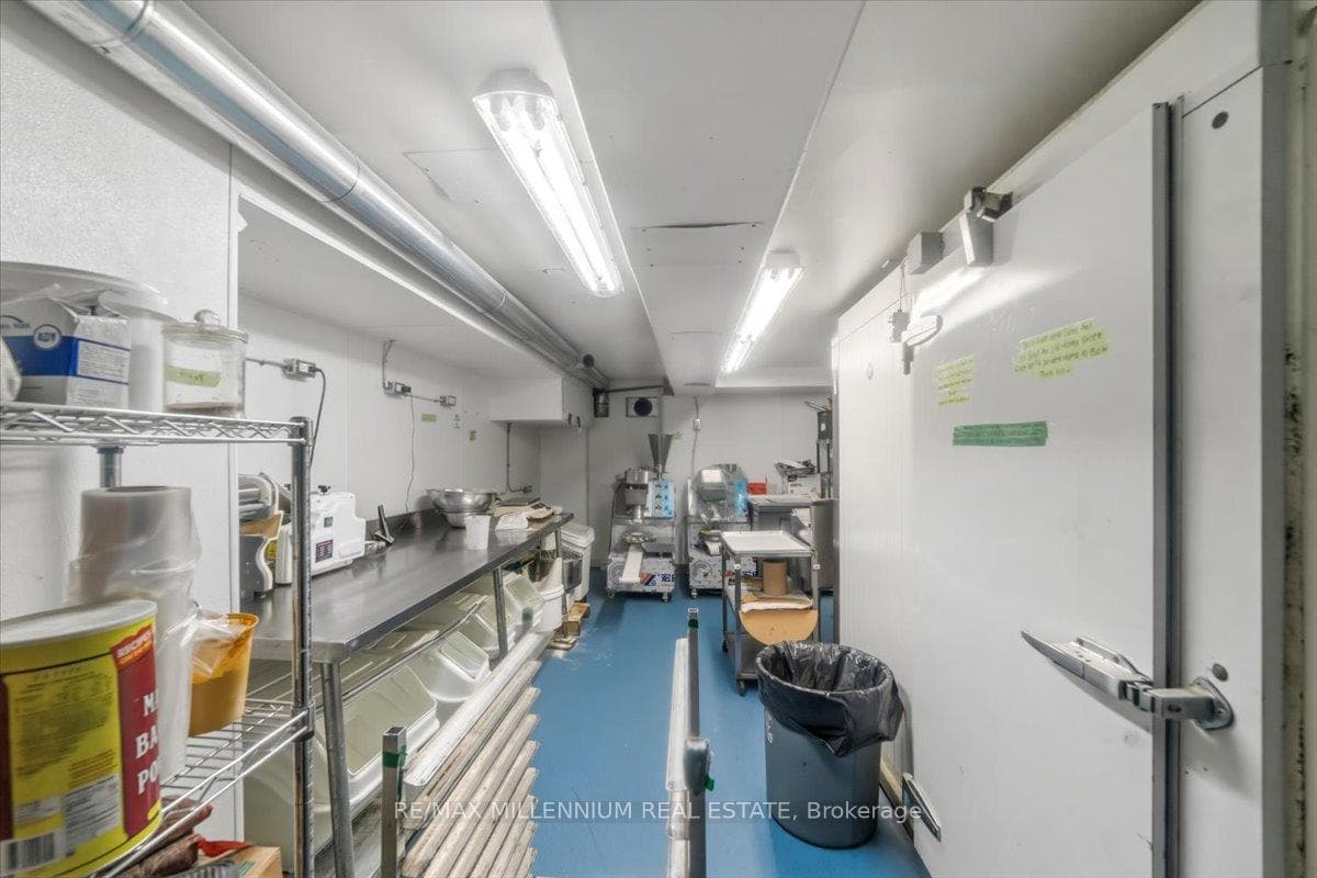 2392 Bloor Street photo 17