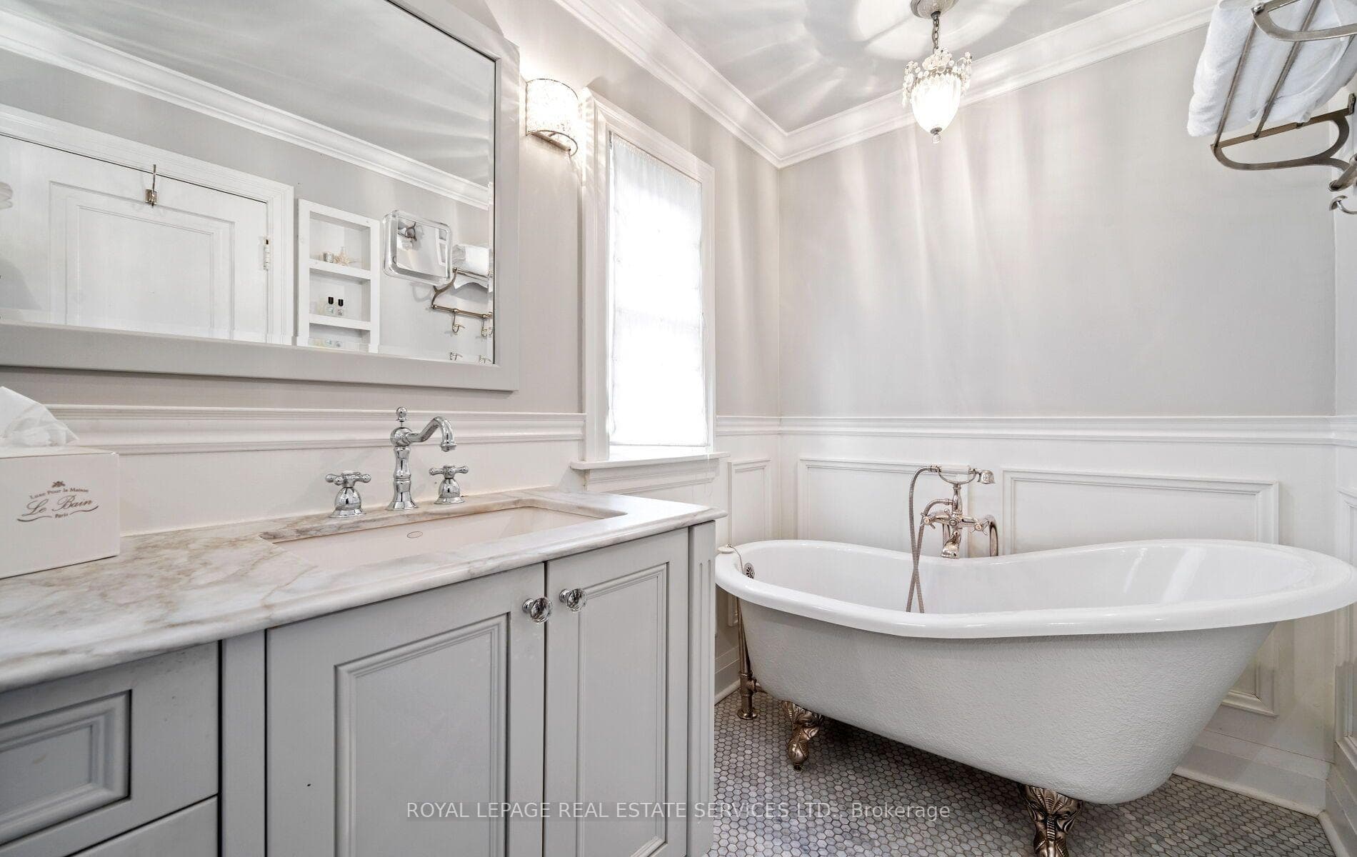 60 Thompson Avenue photo 30