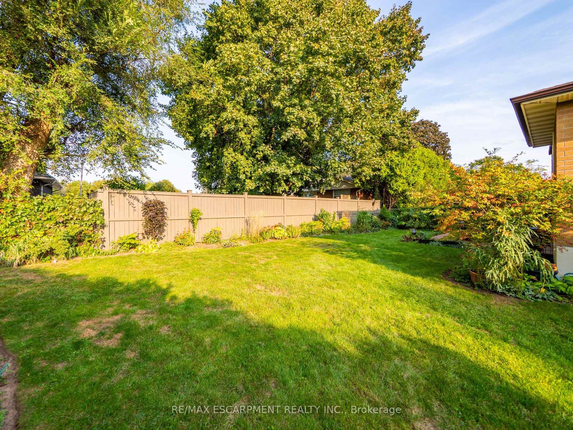 1040 Dowland Crescent photo 39