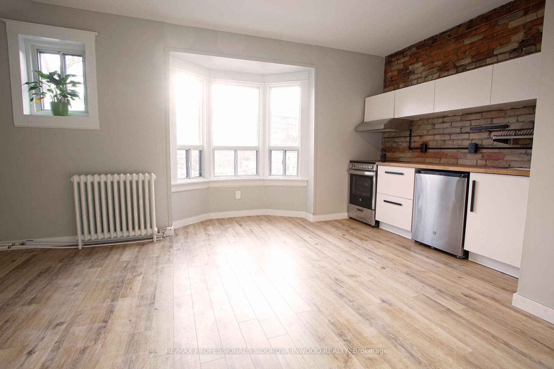 2088 Dundas Street photo 6