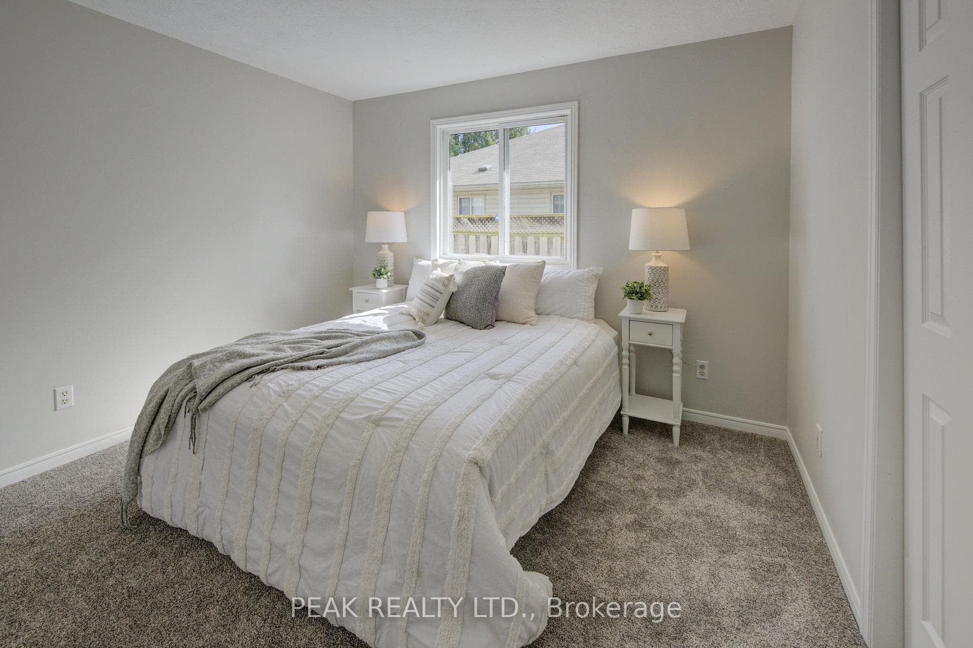 39 Oak Avenue photo 20