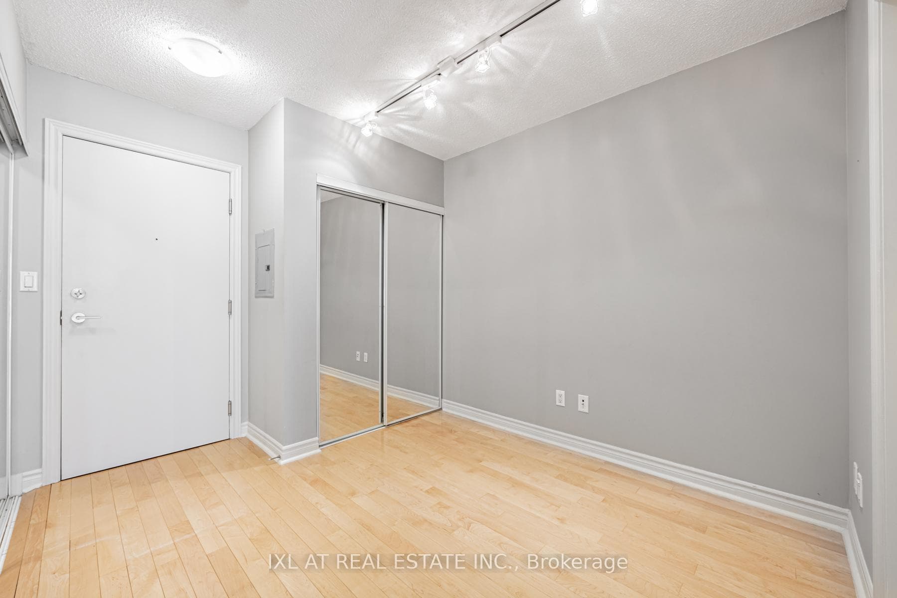 270 Wellington Street Unit 1122 photo 10