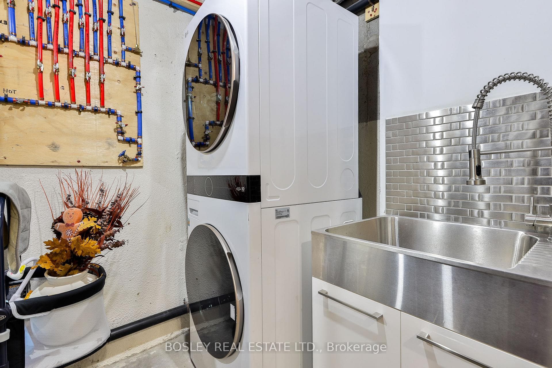 21 Courtleigh Square photo 31