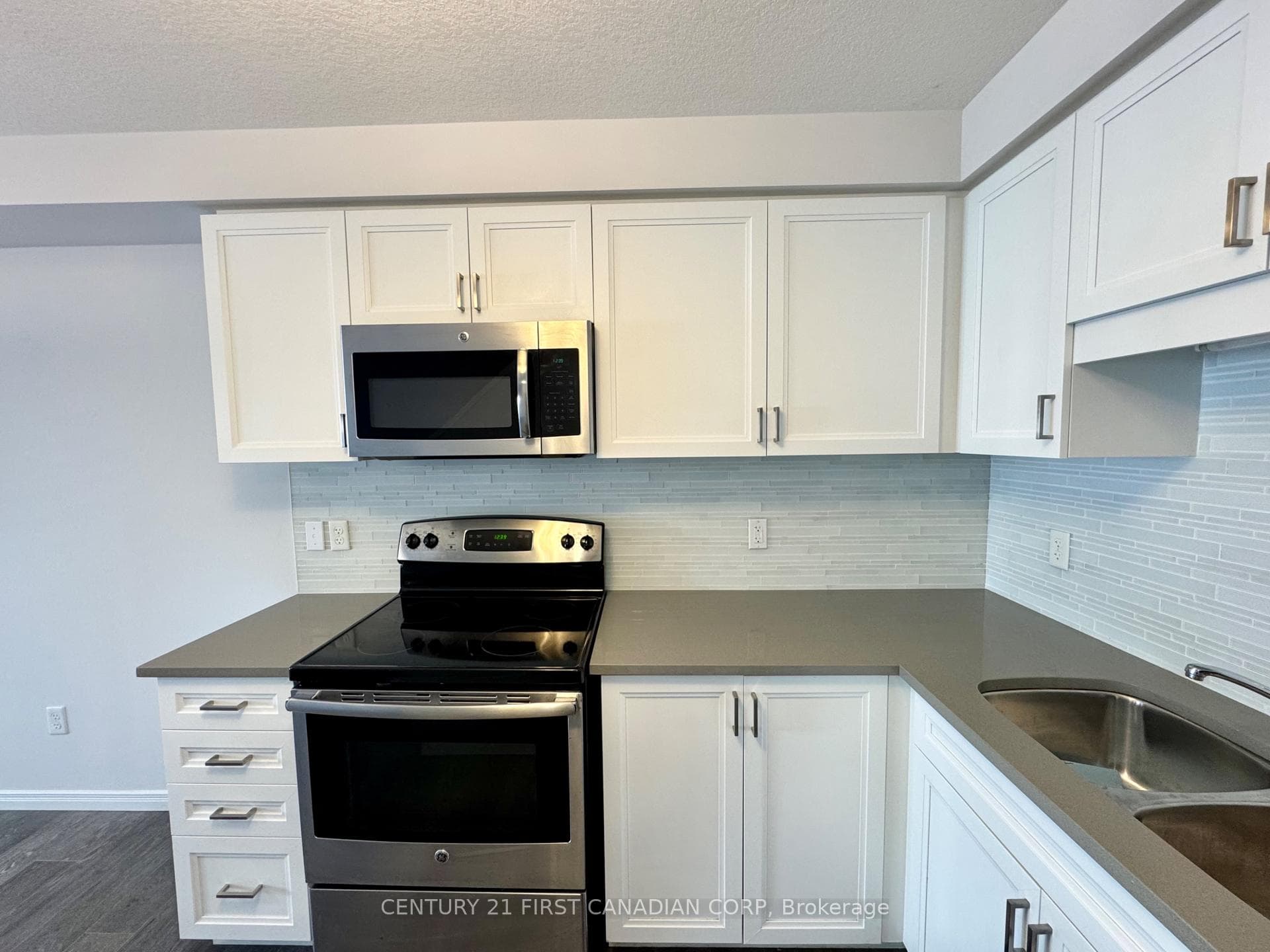 3186 Singleton Avenue photo 7