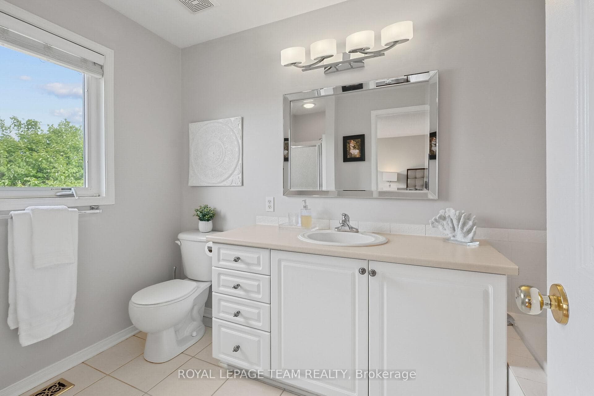 2072 Dunollie Crescent photo 26