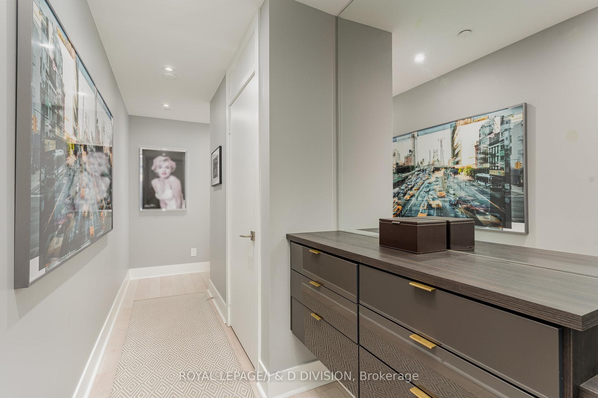 Entry with Built-in Cradenza