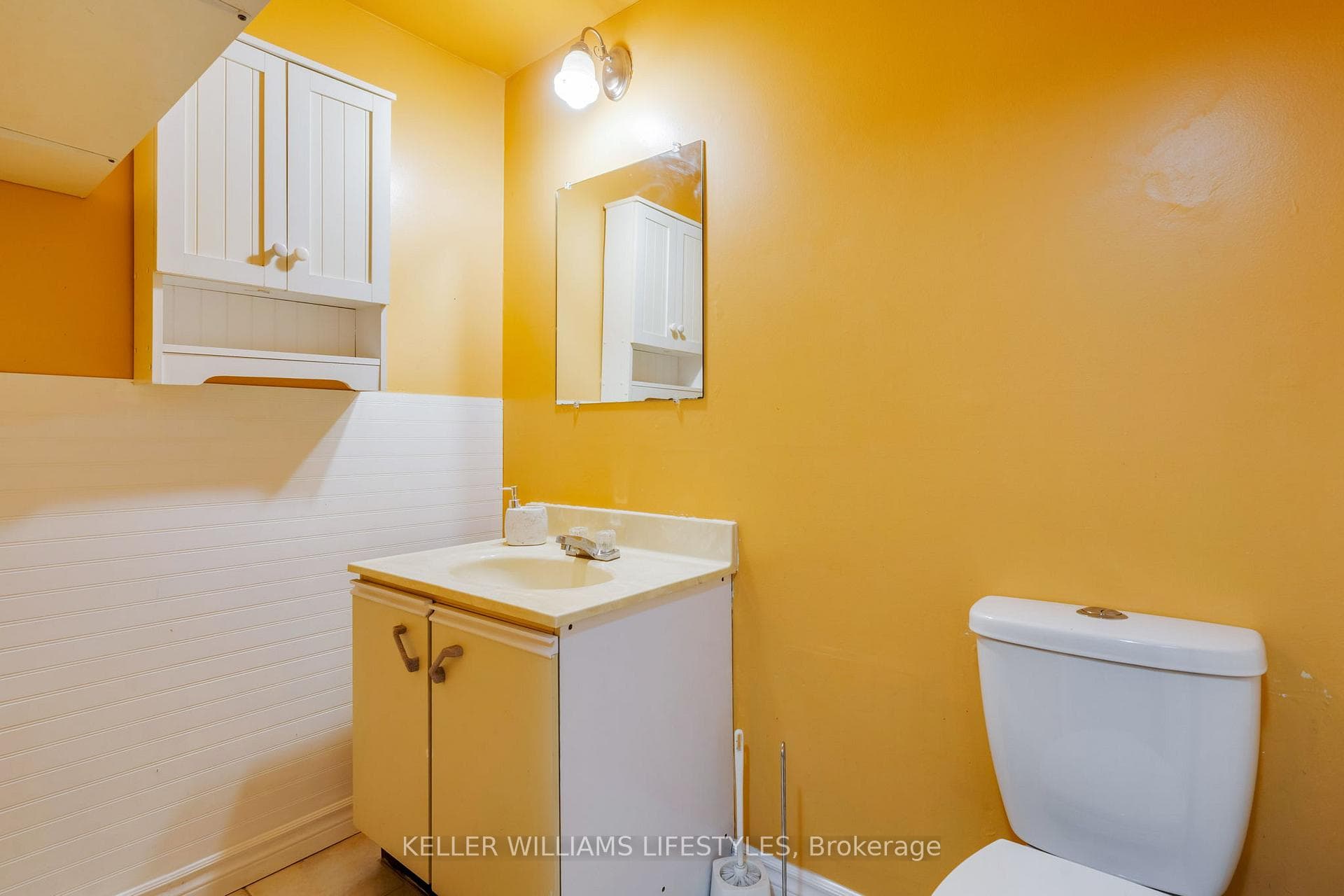 Second bathroom, downstairs