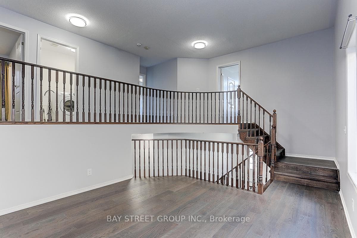 2433 Equestrian Crescent photo 19