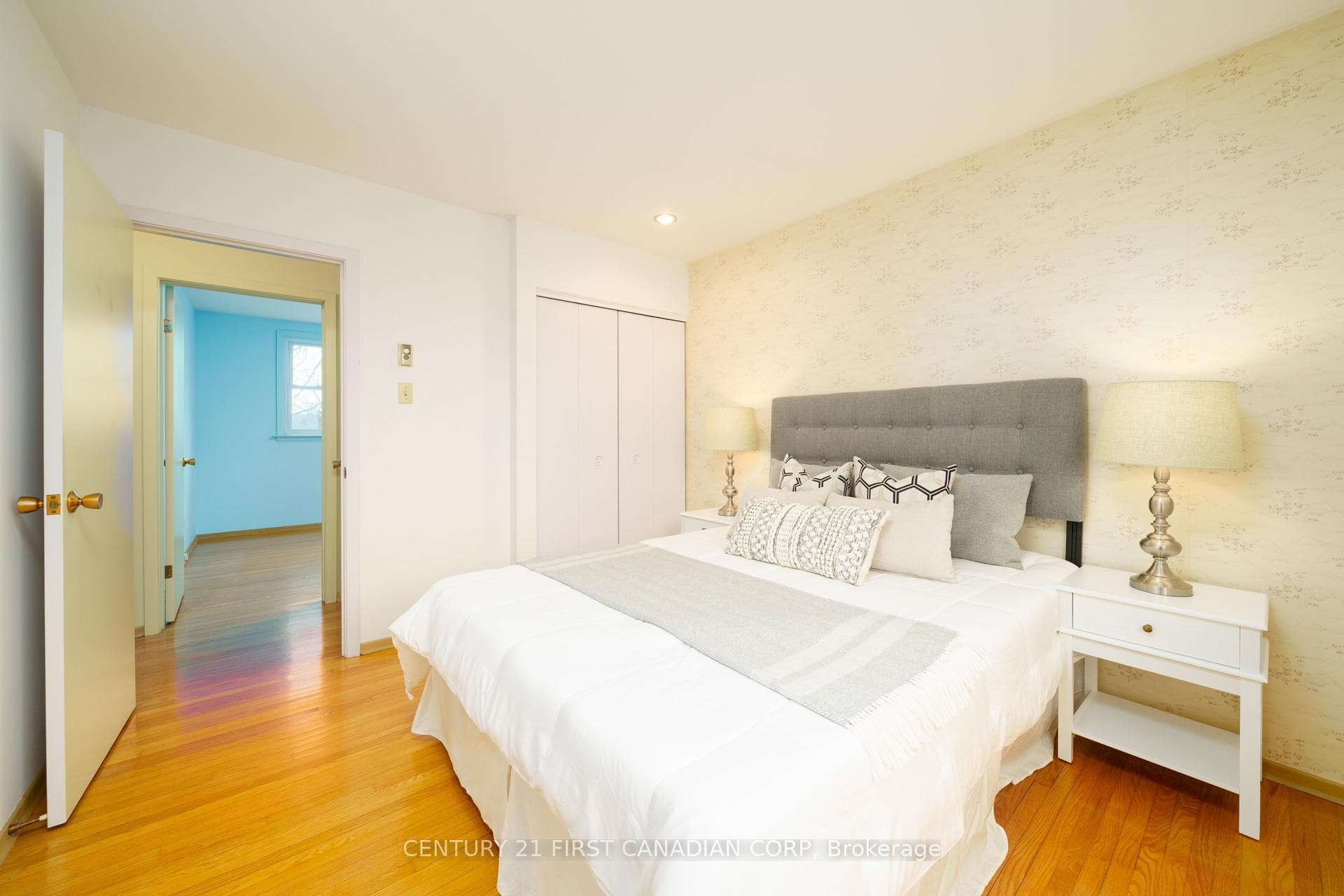 1085 Prince Philip Court photo 11