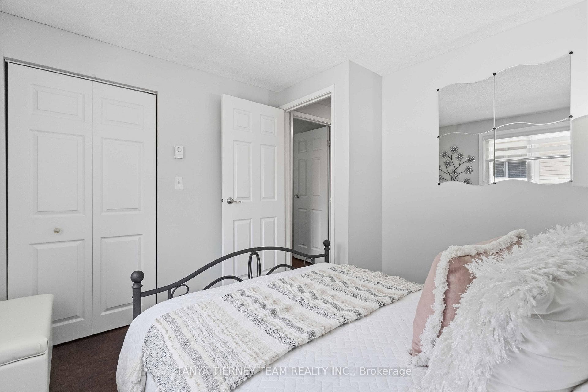 215 Seneca Avenue photo 31