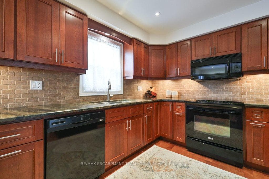 2111 KEVIN Crescent photo 12