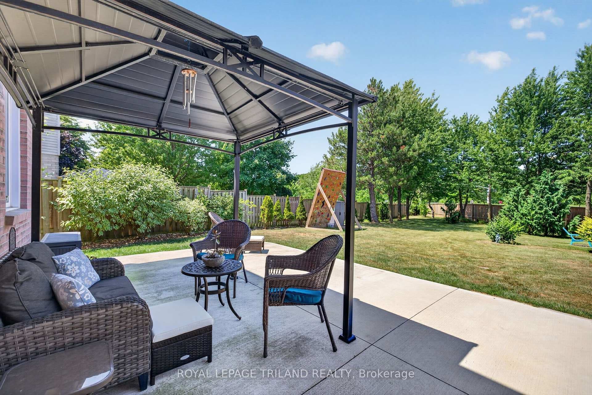 1077 MAHOGANY Crescent photo 32
