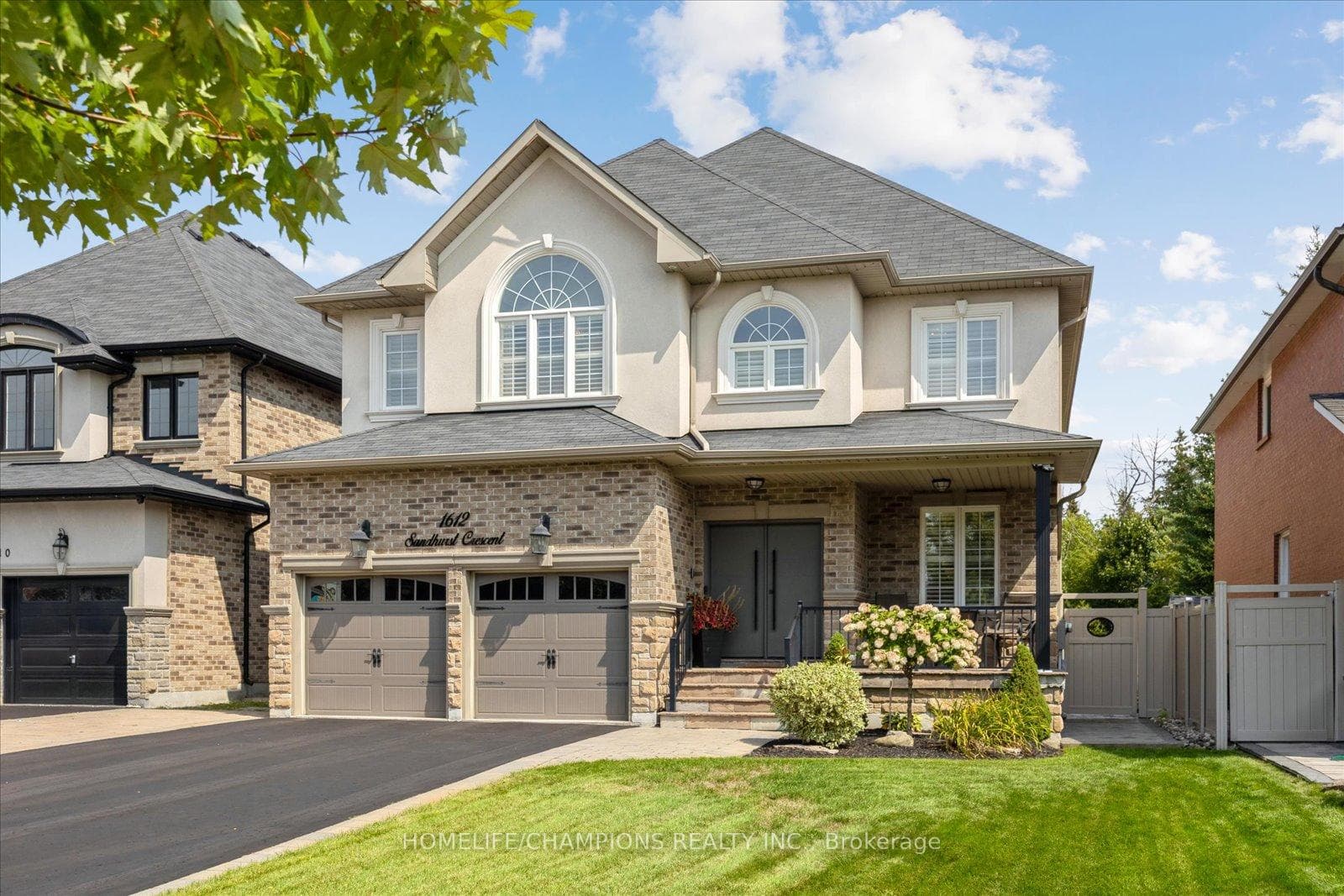 1612 Sandhurst Crescent photo 2
