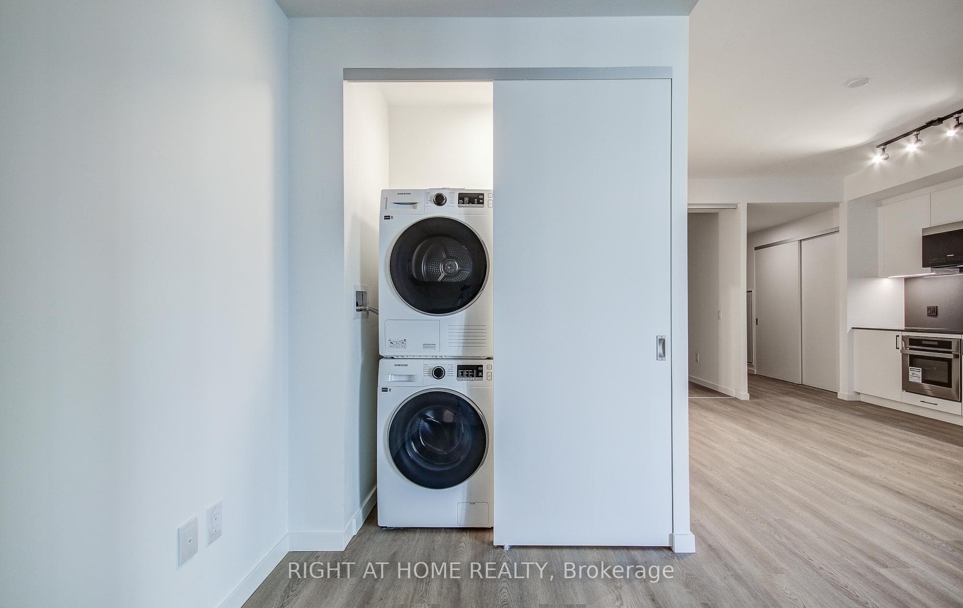 689 The Queensway N/A Unit 304 photo 23