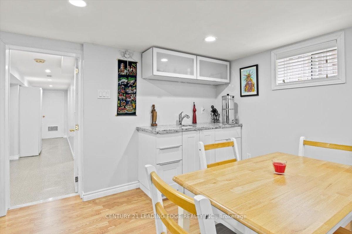 36 OAKWORTH Crescent photo 28