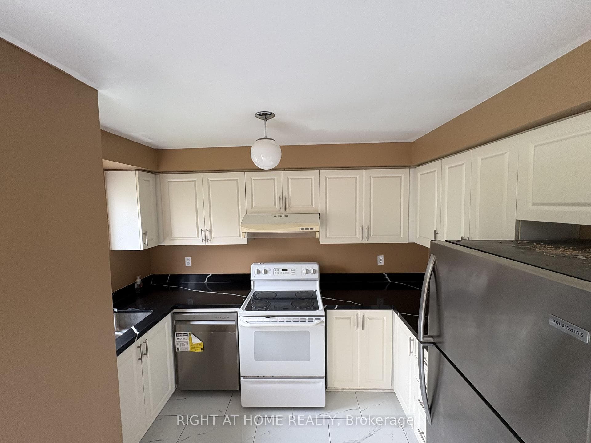 5030 Heatherleigh Avenue Unit 127 photo 8