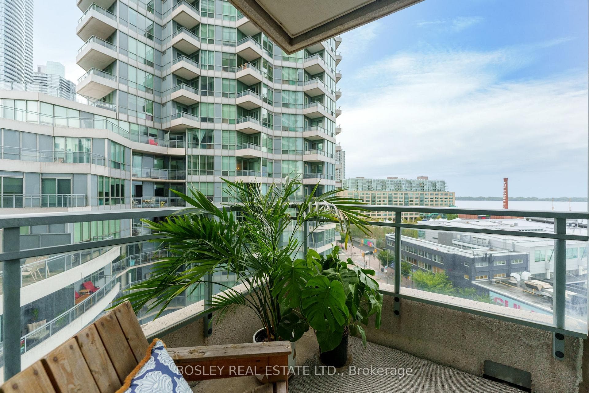 230 Queens Quay Unit 1019 photo 25