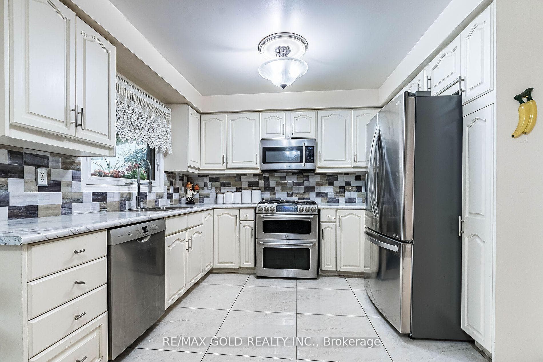 145 Sunforest Drive photo 5