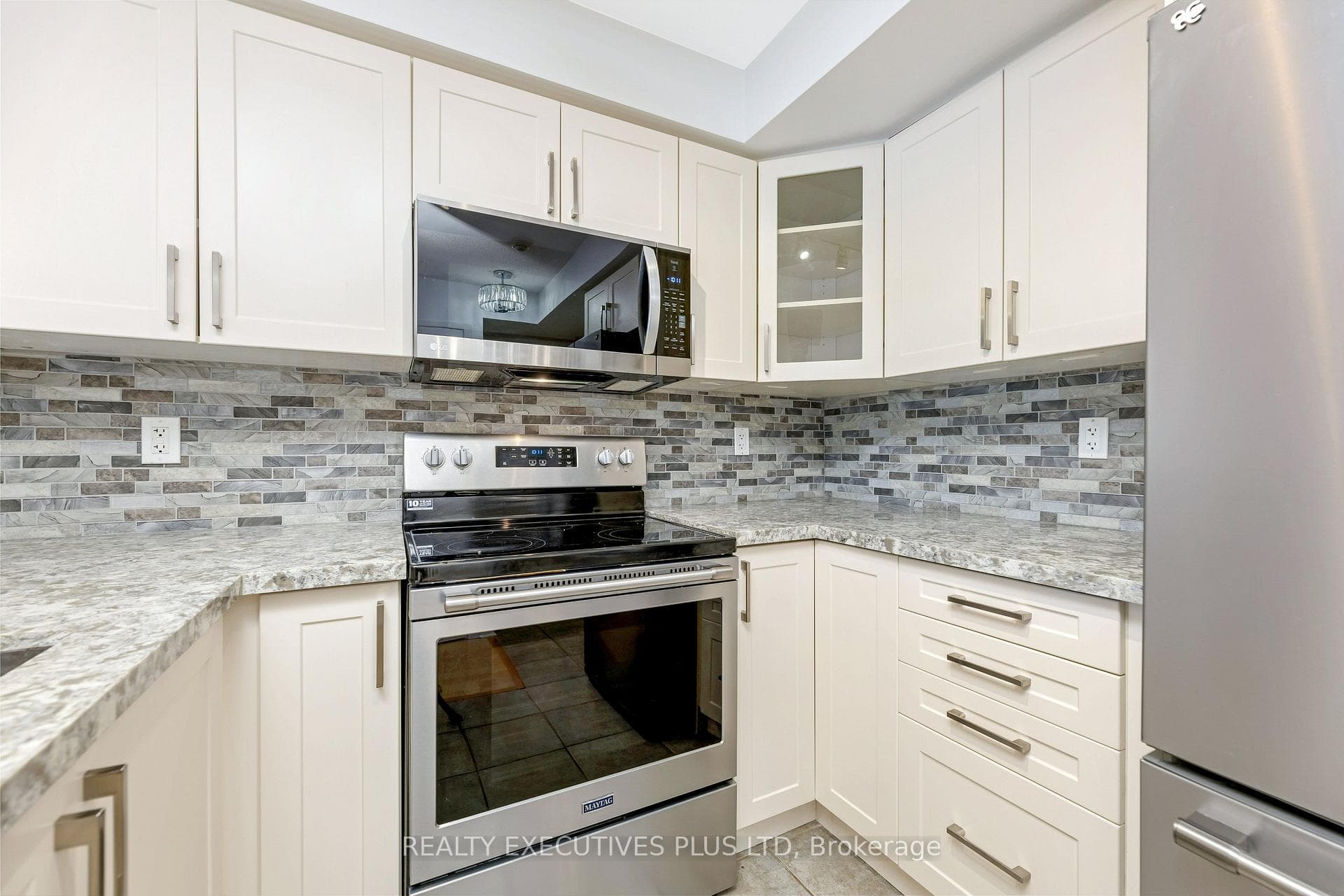 1050 The Queensway N/A Unit 212 photo 8