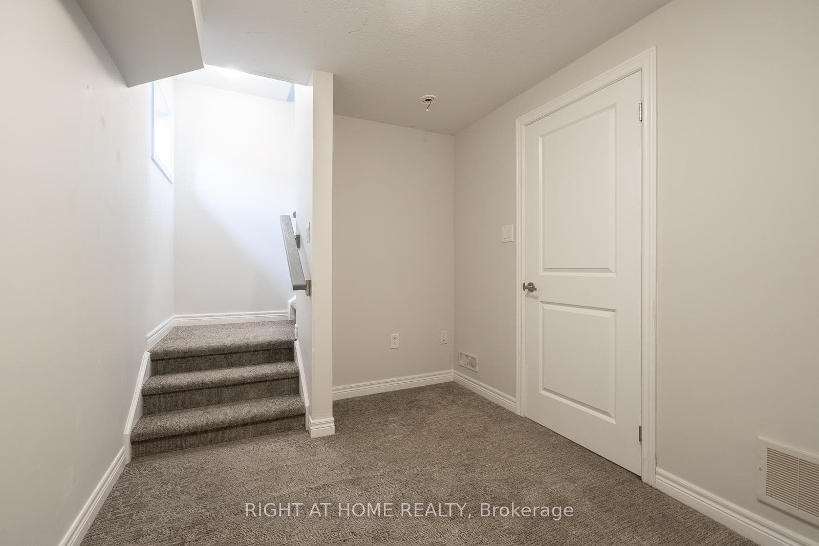 112 Hollywood Court photo 29