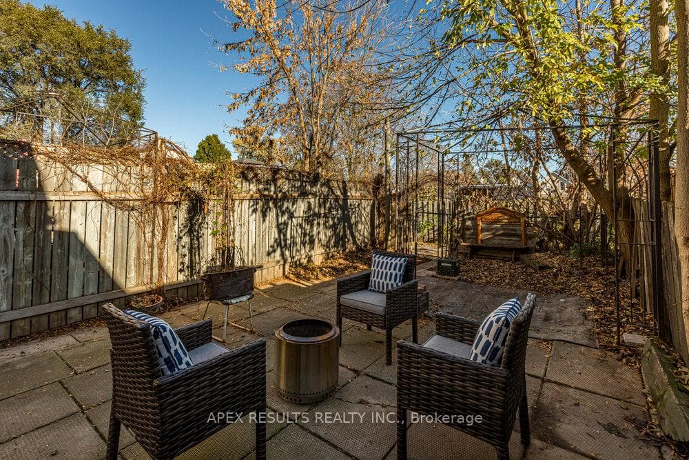 536 James Street photo 34