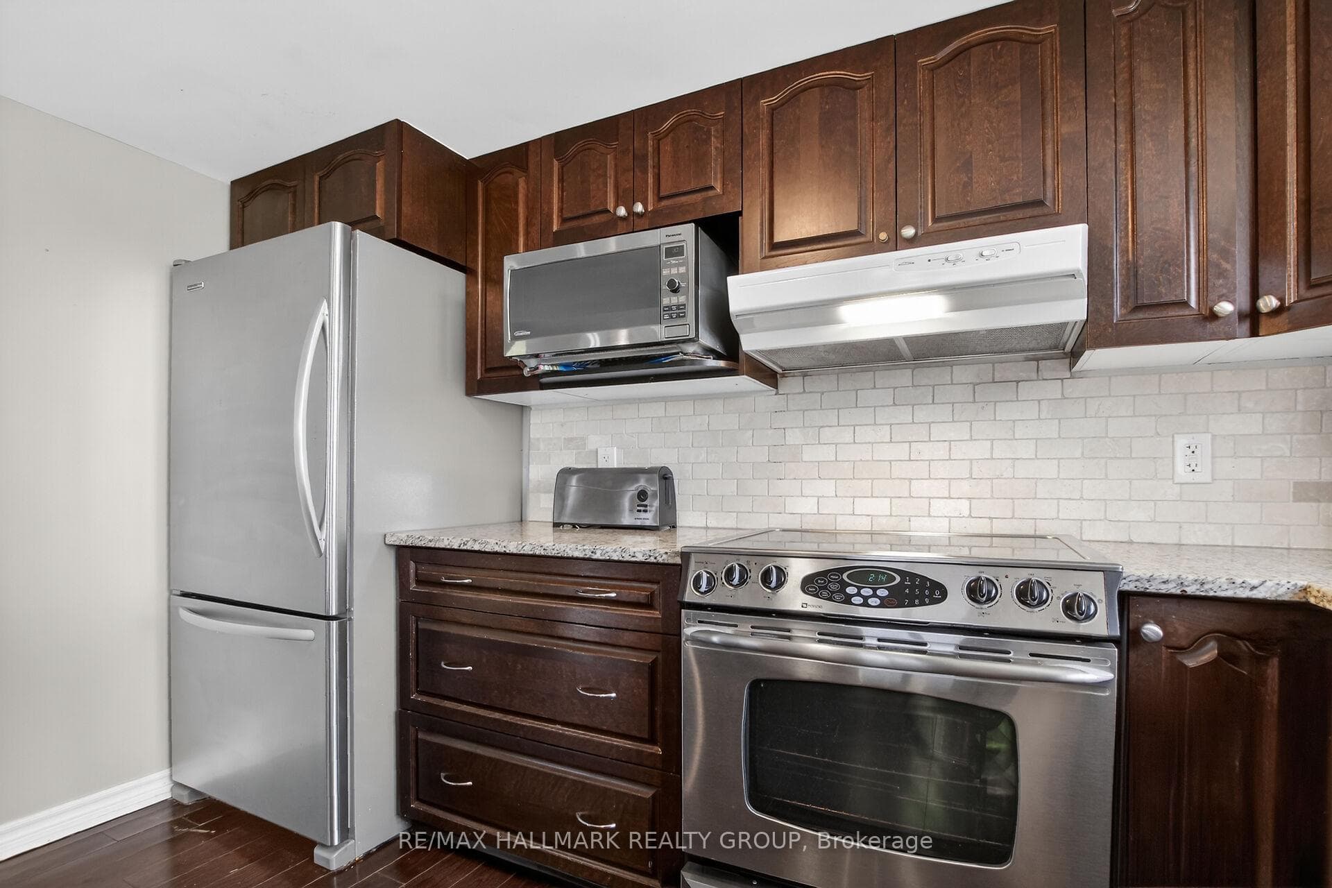 1145 Longfields Drive Unit B photo 9