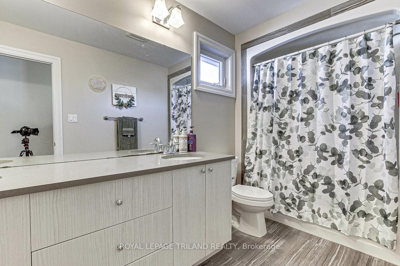 Upper 5 pc bathroom