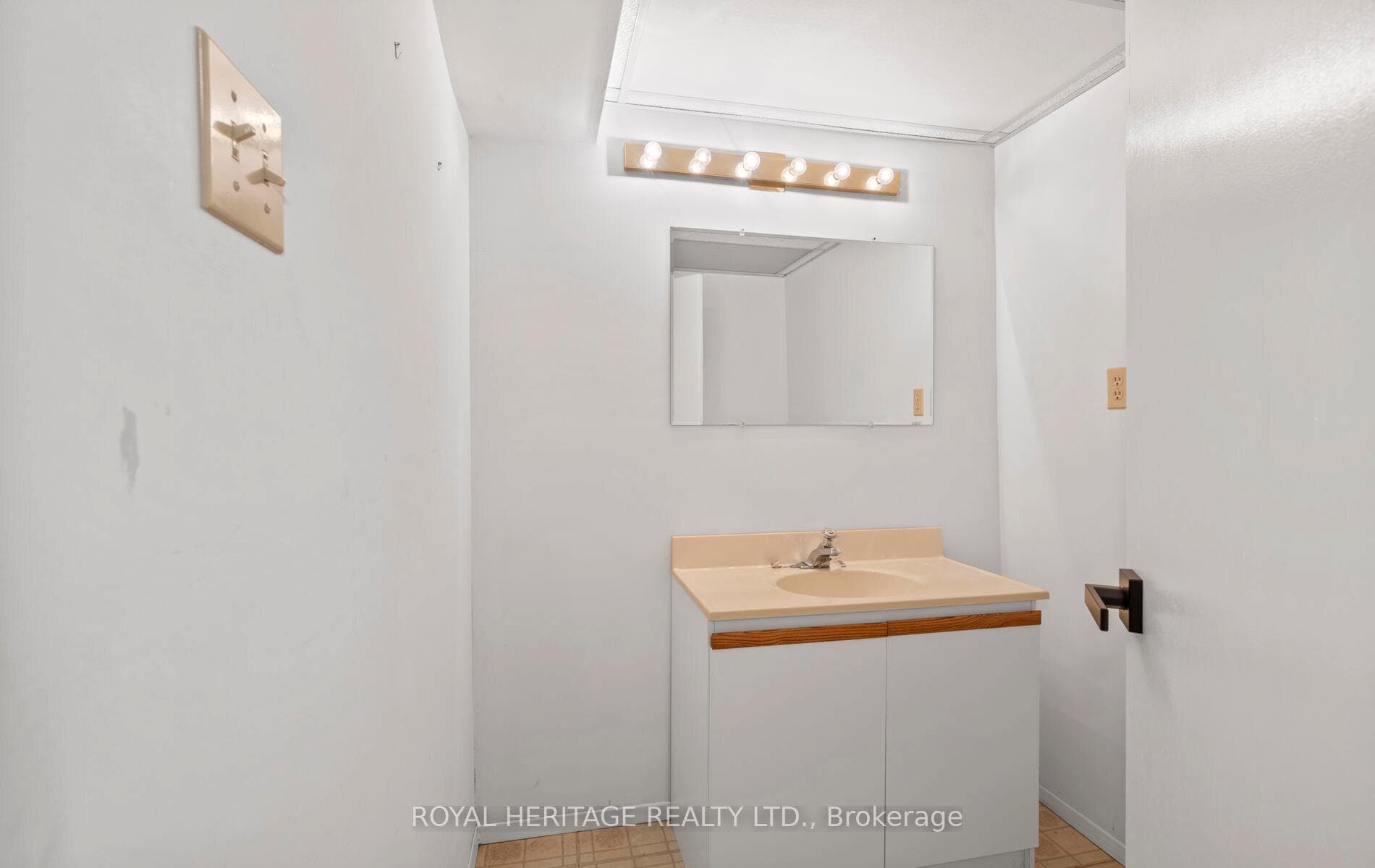 446 Broadgreen Street photo 28