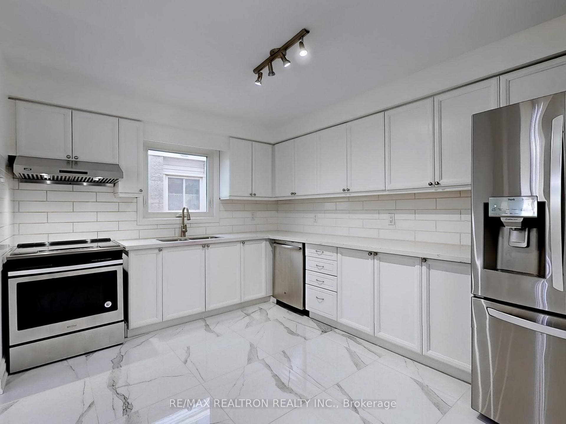 328 Bristol Crescent photo 8