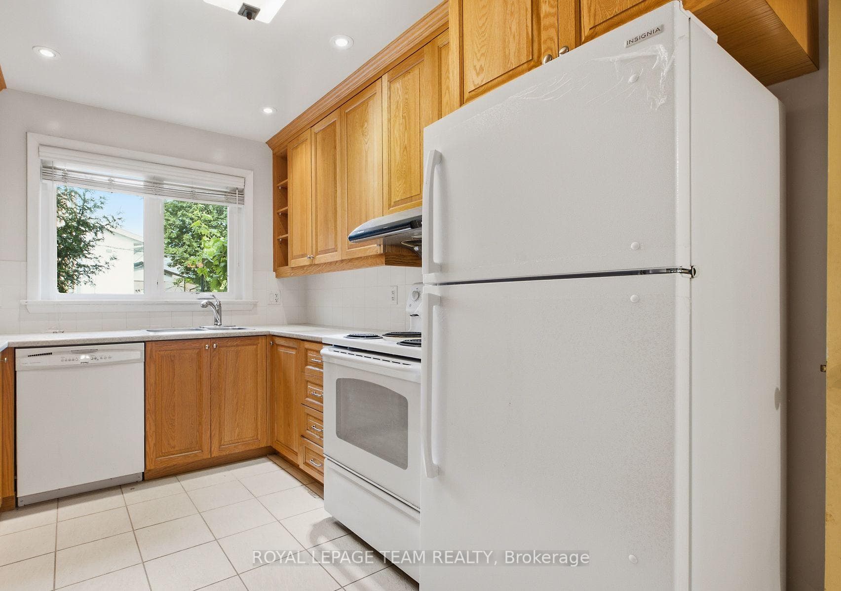1020 RIDDELL Avenue photo 9