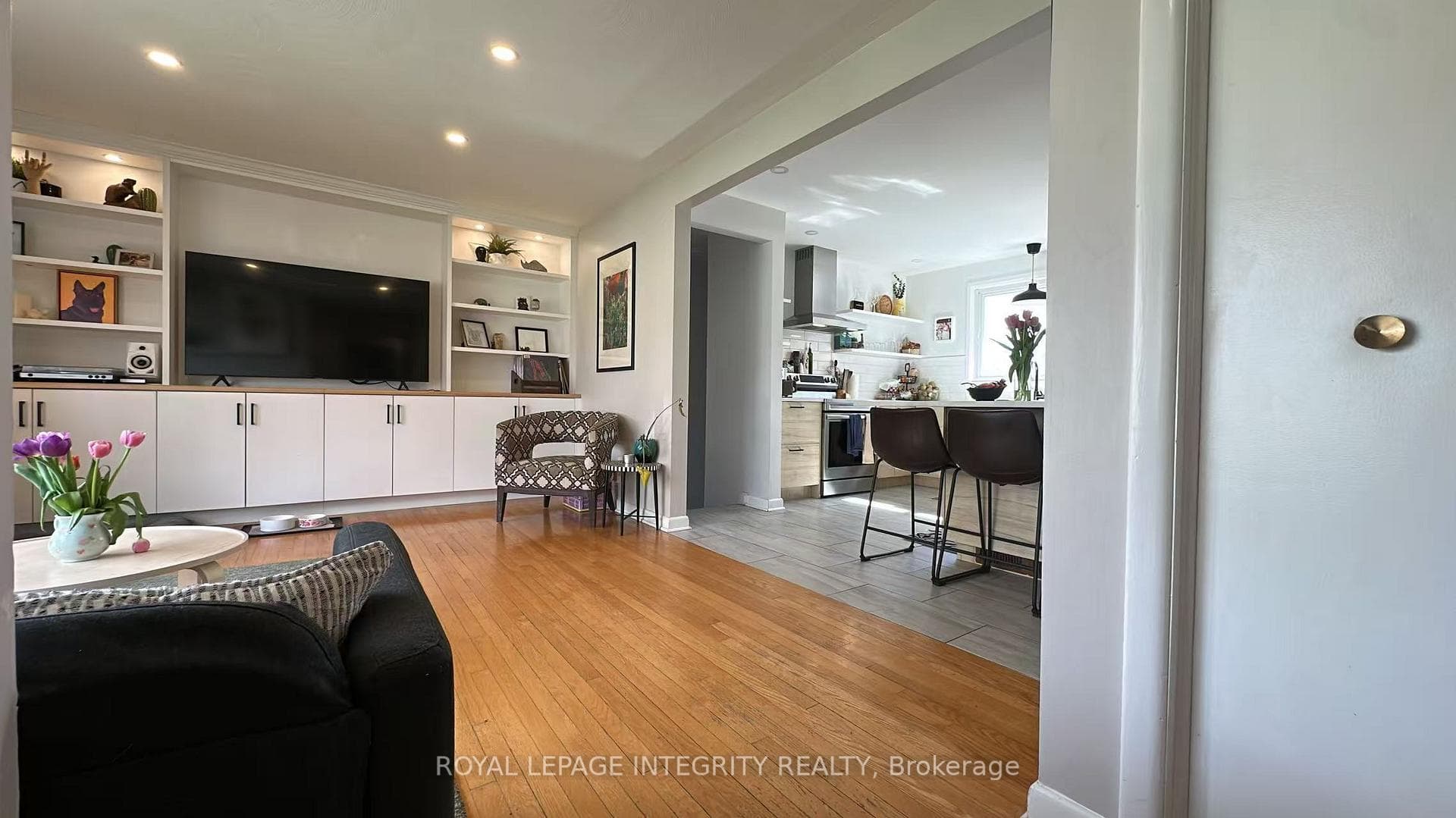 870 Claude Street photo 4