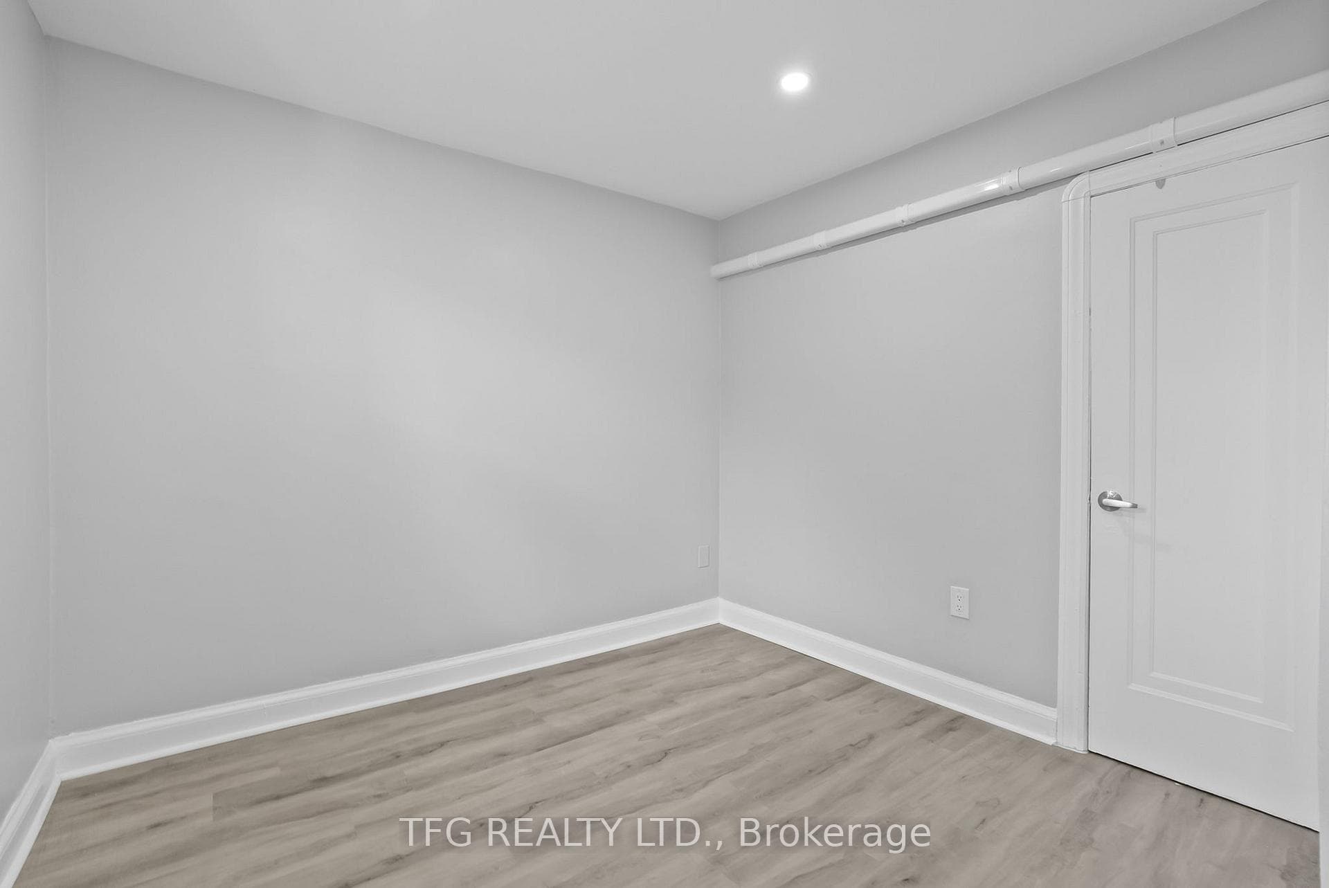 73 Central Pk Boulevard Unit Upper photo 9