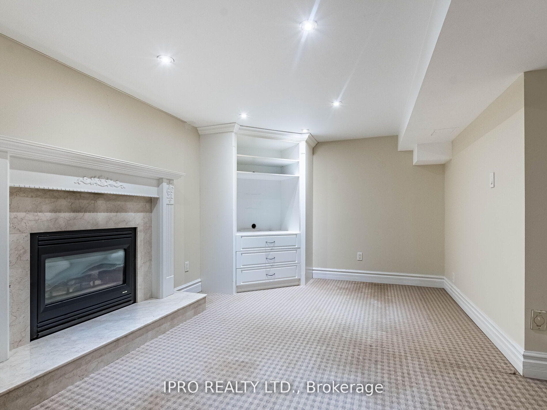 577 Yorkminster Crescent photo 33