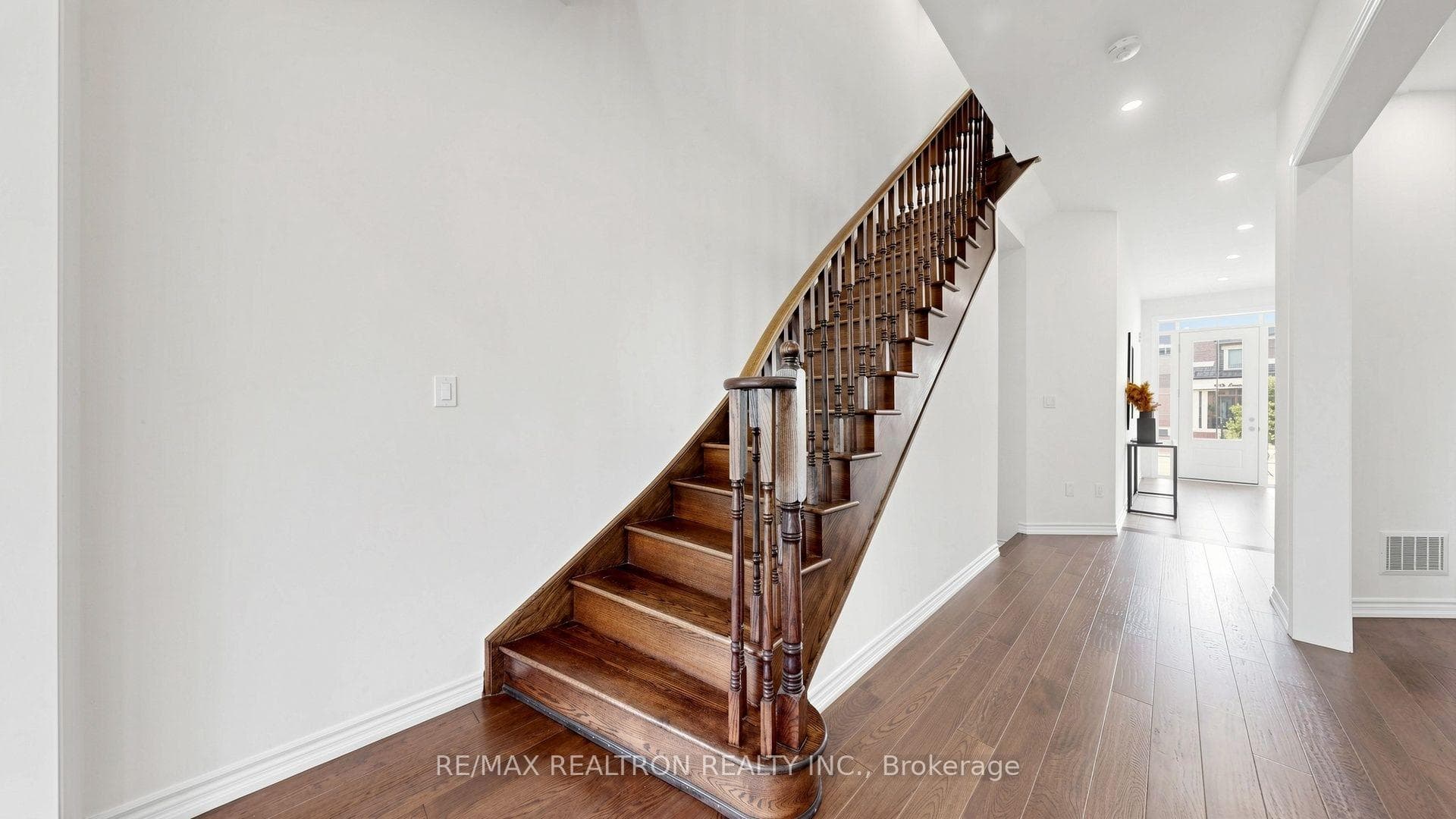 1037 Larter Street photo 24