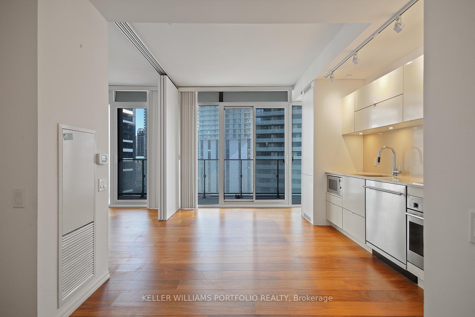 125 Peter Street Unit 1912 photo 2