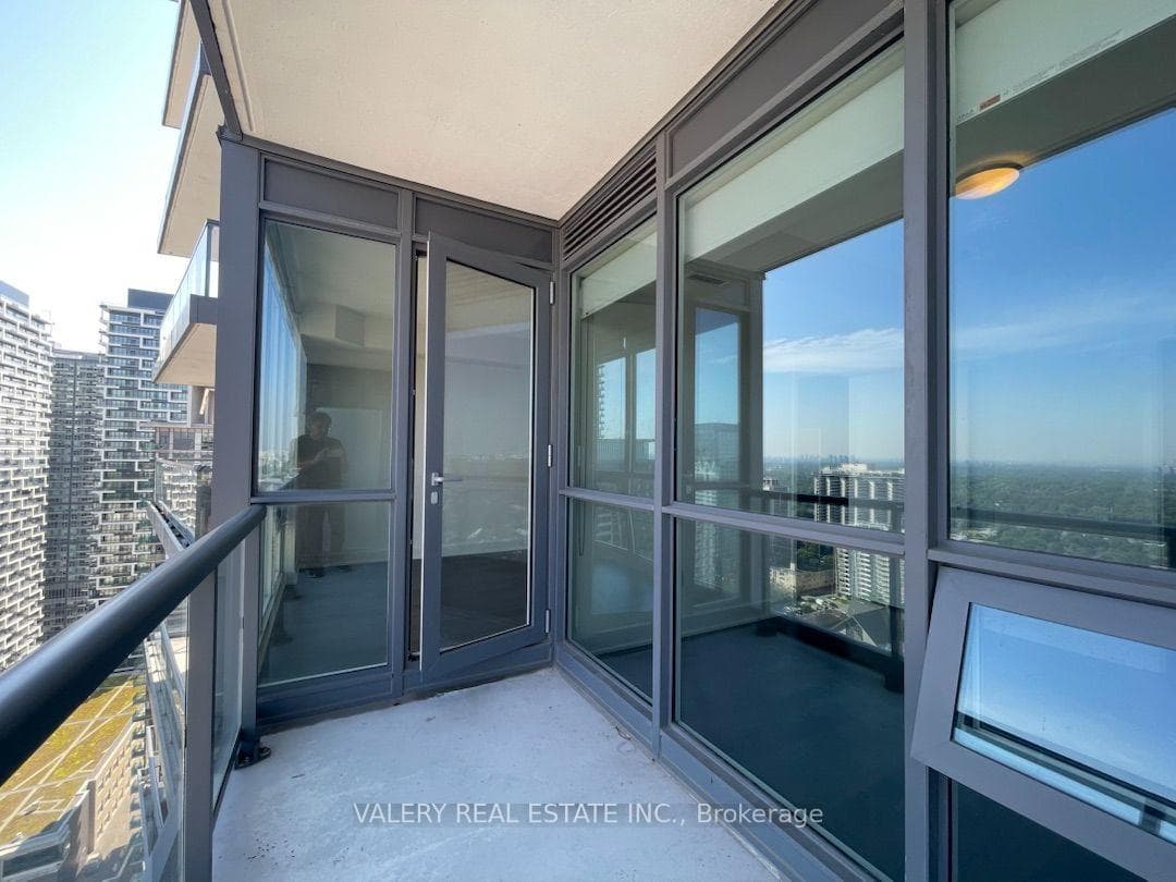 30 Roehampton Avenue Unit 2807 photo 11