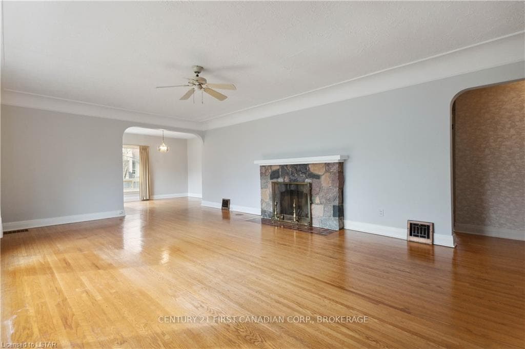 426 CHESTER Street photo 9