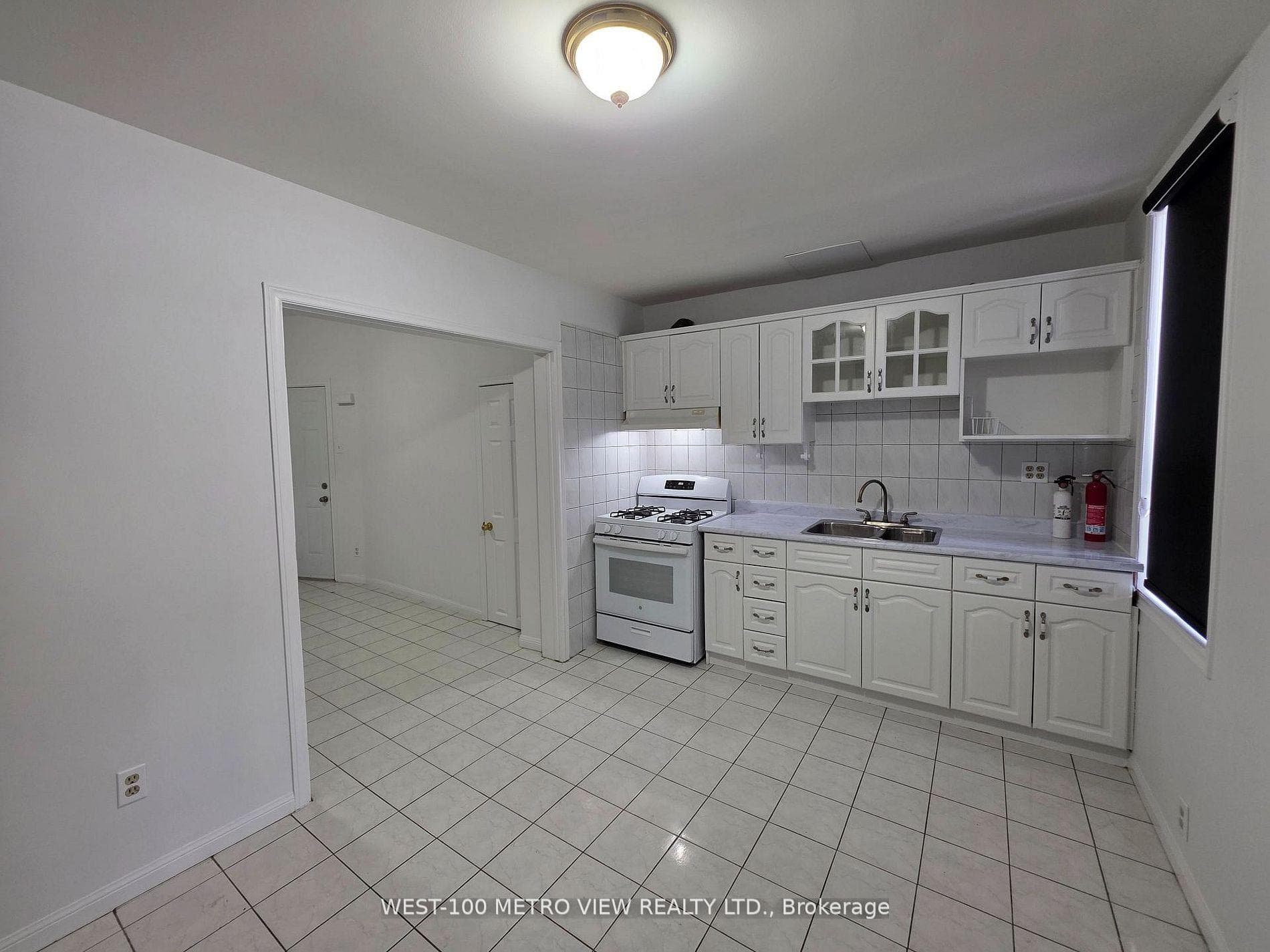 1075 Dufferin Street photo 3