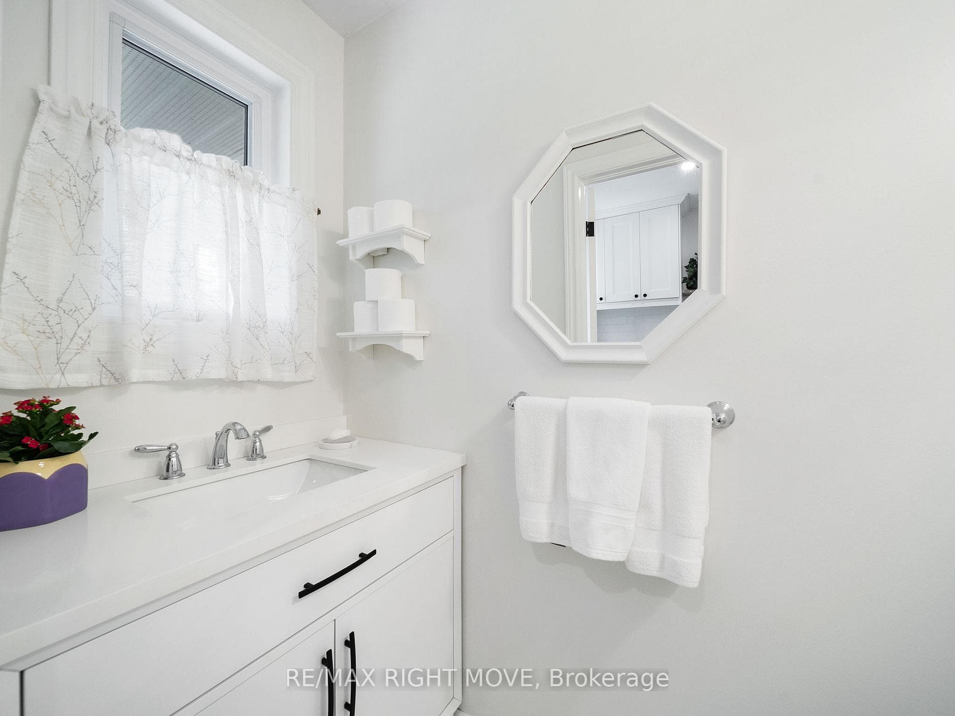 2pc Bath (0ff Mudroom)