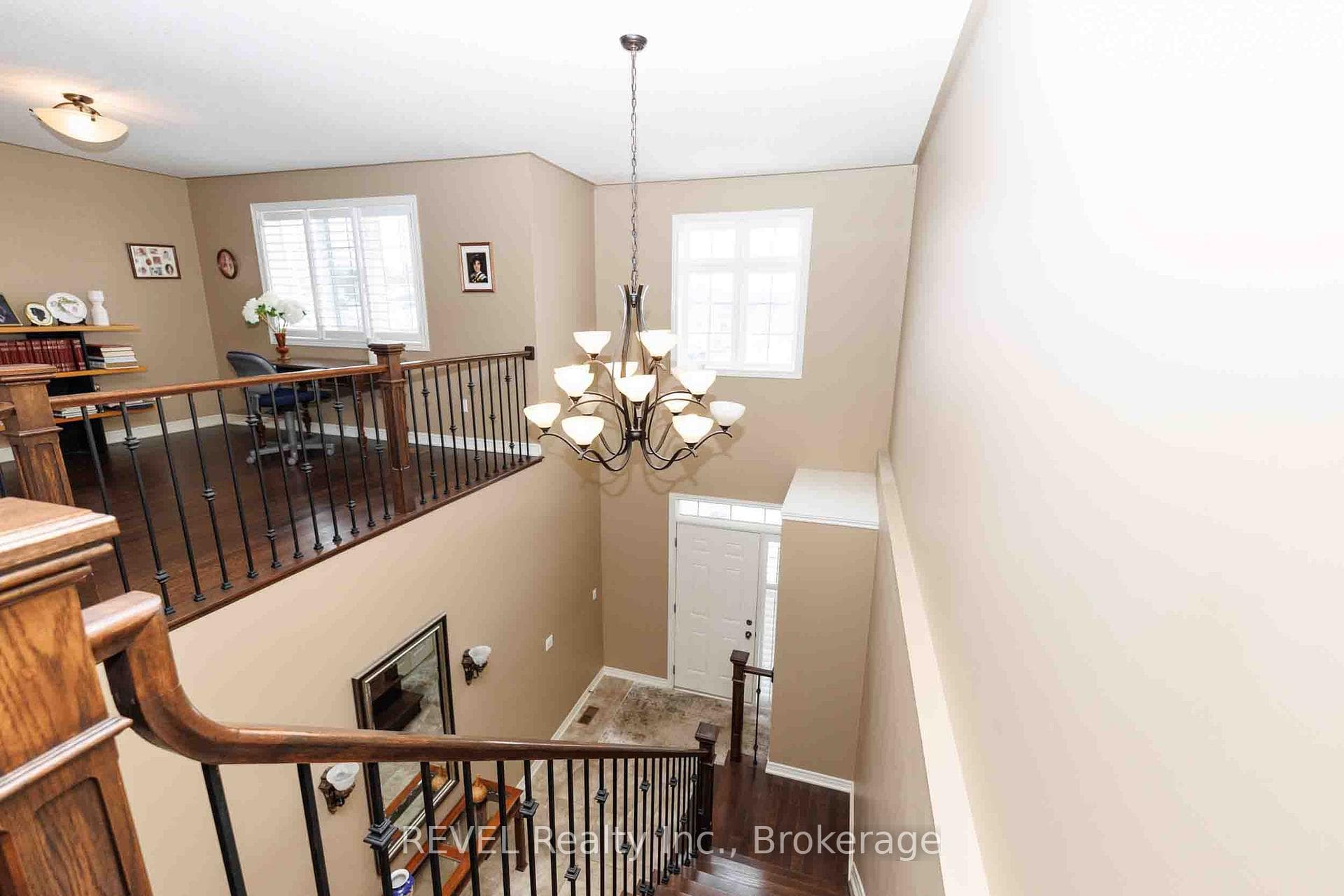 18" CEILING HEIGHT IN GRAND FOYER